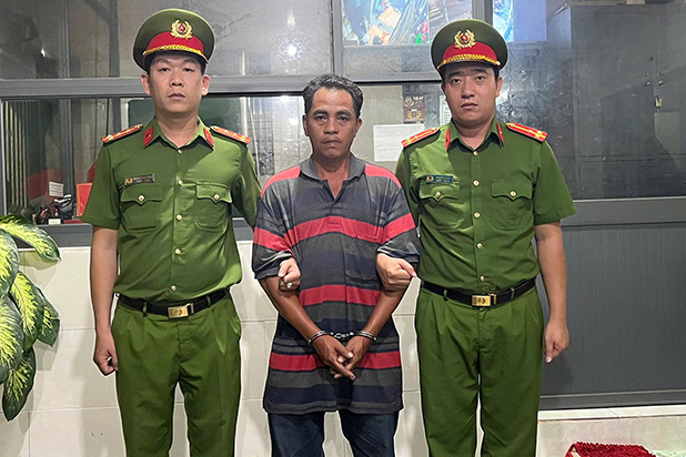Dùng ghế nhựa tấn công CSGT để giúp anh trai trốn đo nồng độ cồn