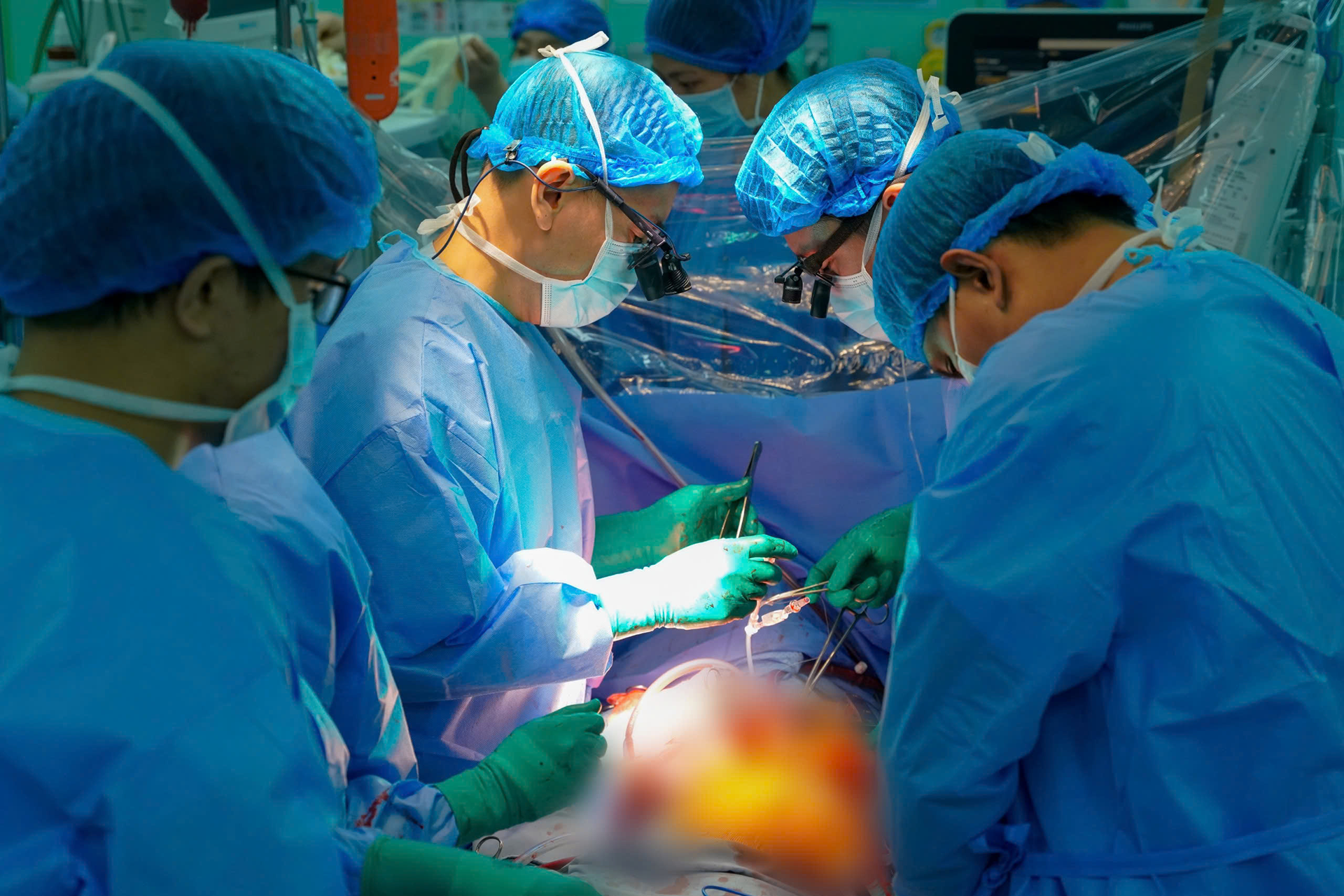 Ghép tim khẩn cấp 'hồi sinh' nam thanh niên 23 tuổi cận kề cửa tử