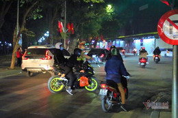 ha noi hang chuc quai xe xa luoi dem giao thua 4.jpg