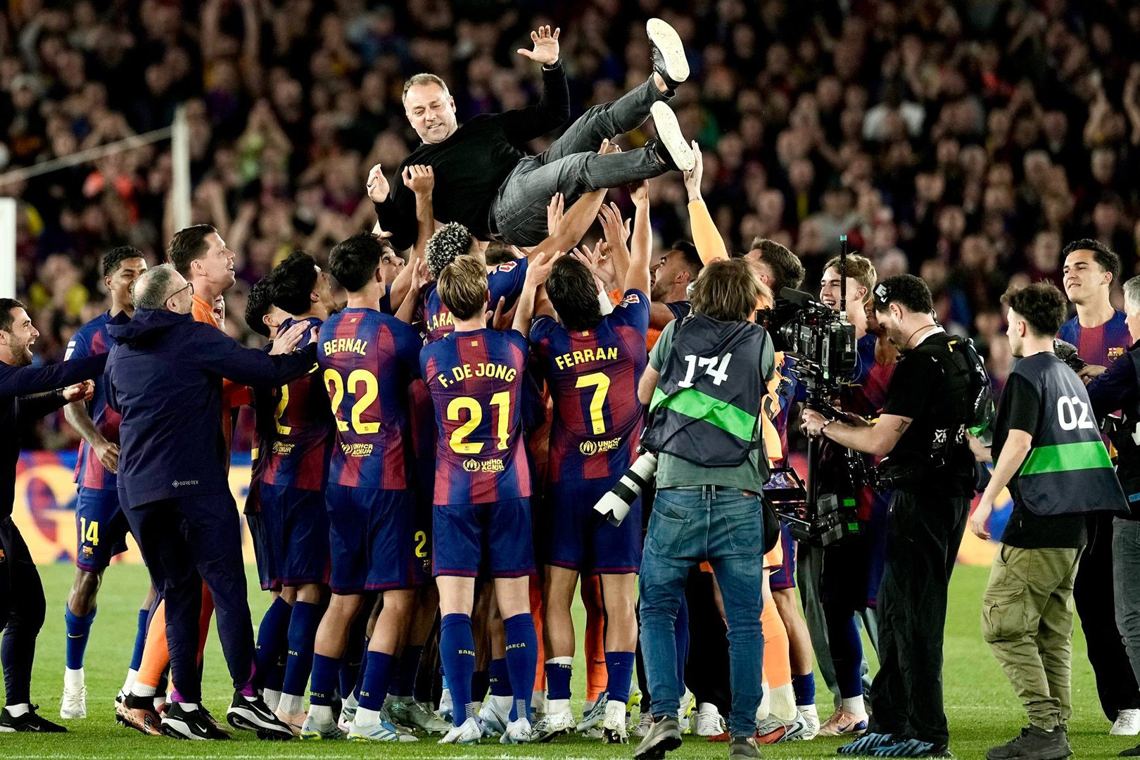 Hansi Flick cảm động khi Barca vô địch La Liga ngày cha qua đời