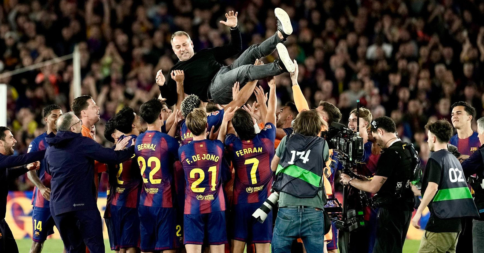 Hansi Flick cảm động Barca vô địch La Liga giữa nỗi đau mất cha