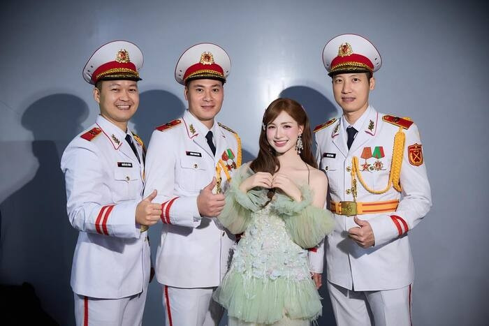Hòa Minzy háo hức chụp ảnh bên các chiến sĩ, Xuân Hinh 'mắng' vợ