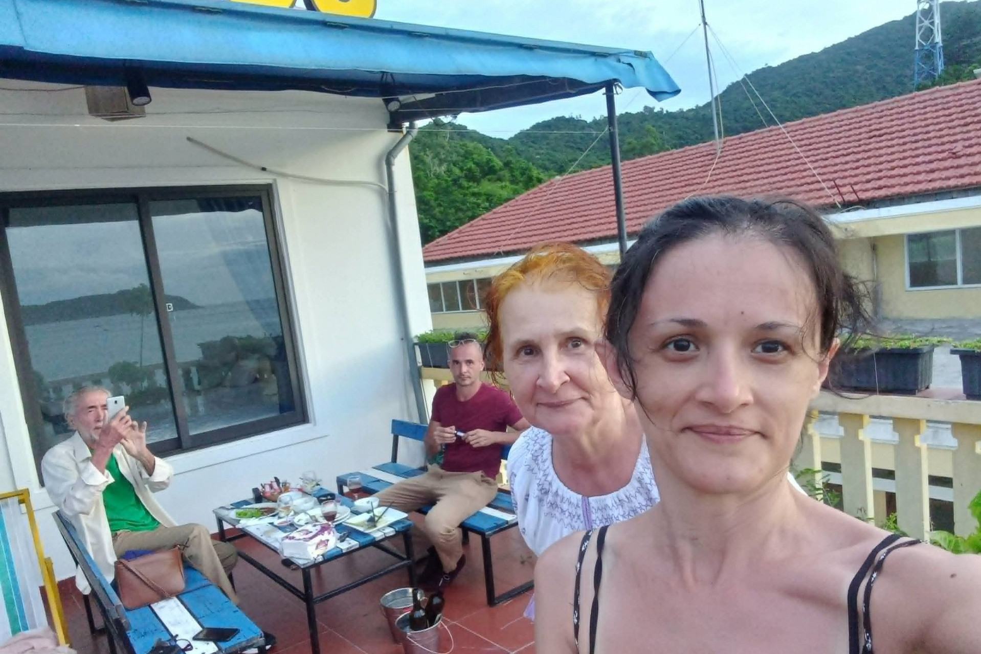 https://static-images.vnncdn.net/vps_images_publish/000001/000003/2026/5/11/khach-tay-me-man-hon-dao-o-mien-trung-quay-lai-3-lan-van-chua-chan-2055.jpg