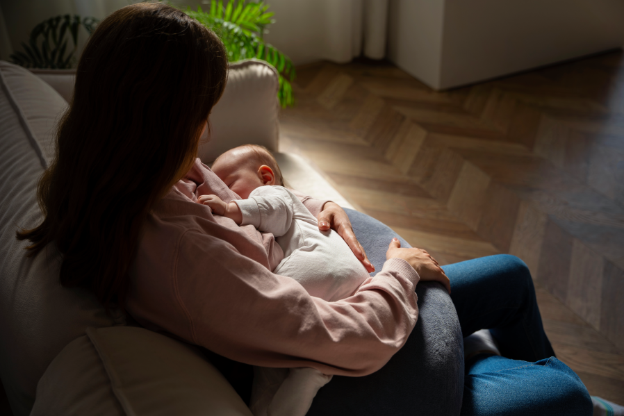 Phải nuôi con bằng sữa công thức, người mẹ trẻ từng có ý định liều lĩnh