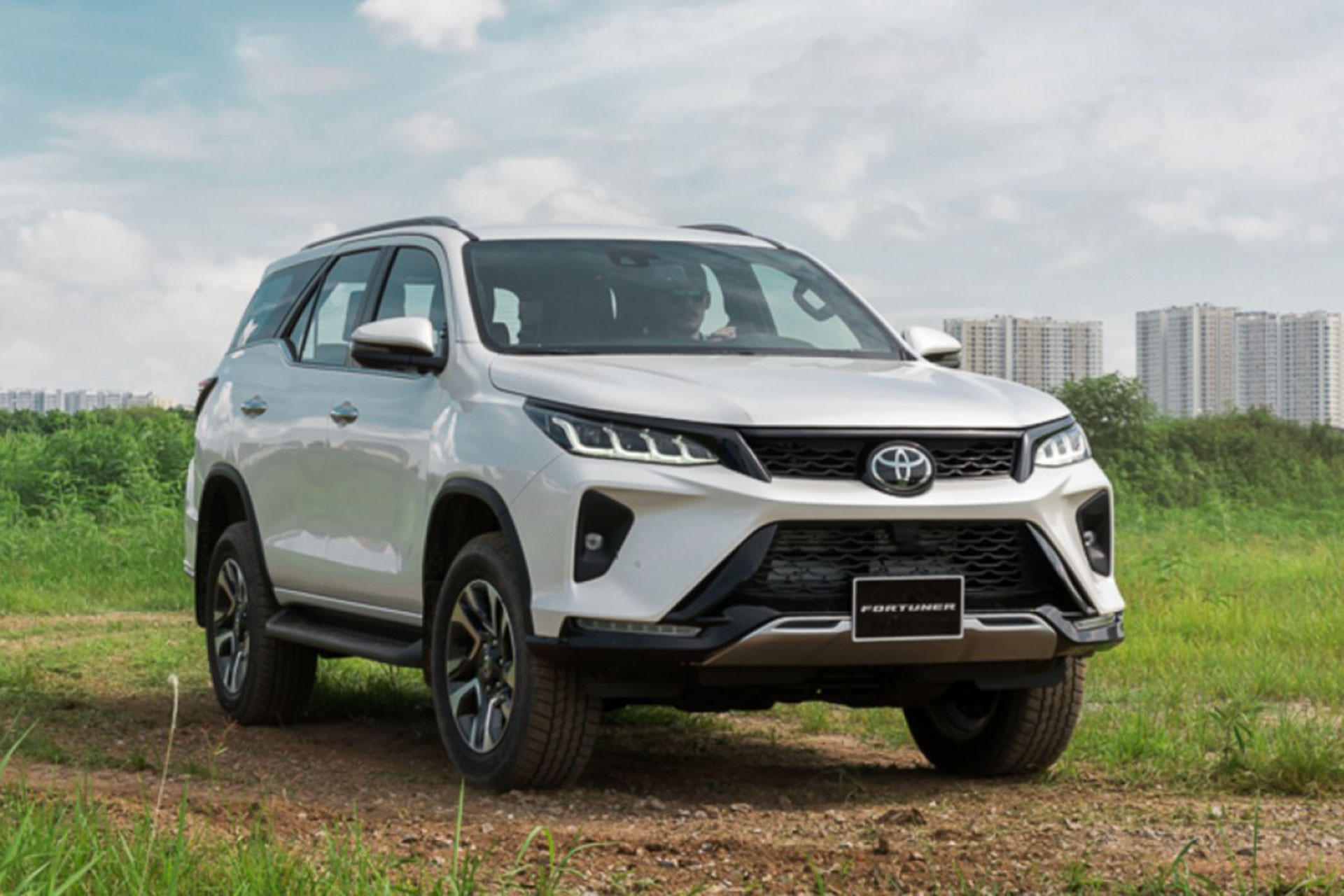 Toyota Fortuner Legender.jpg