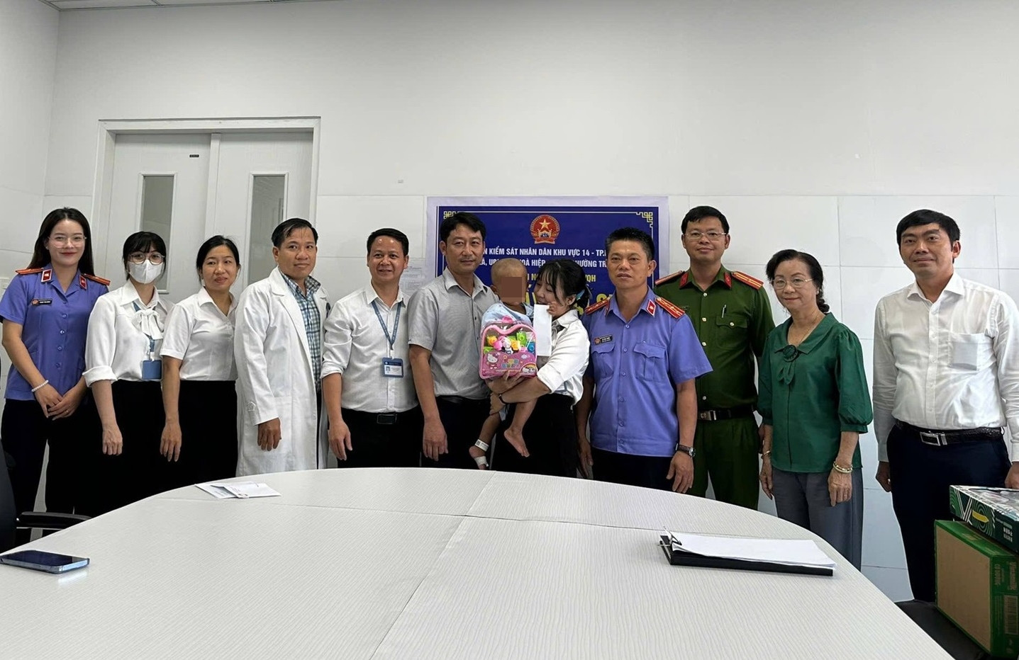 Trao giấy khai sinh cho bé trai 2 tuổi bị mẹ và cha dượng bạo hành ở TPHCM