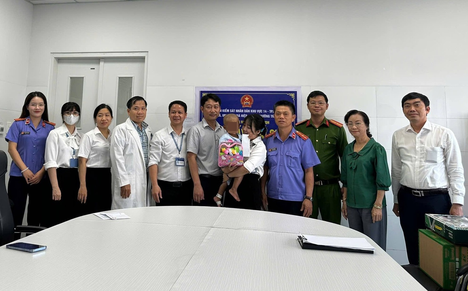 Trao giấy khai sinh cho bé trai 2 tuổi bị mẹ và cha dượng bạo hành ở TPHCM.jpg