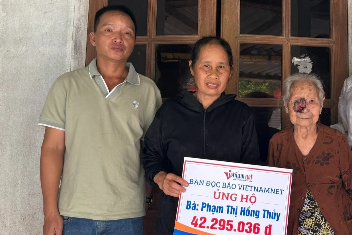 Trao hơn 42 triệu đồng đến người phụ nữ chăm mẹ già bệnh tật và 3 cháu nhỏ