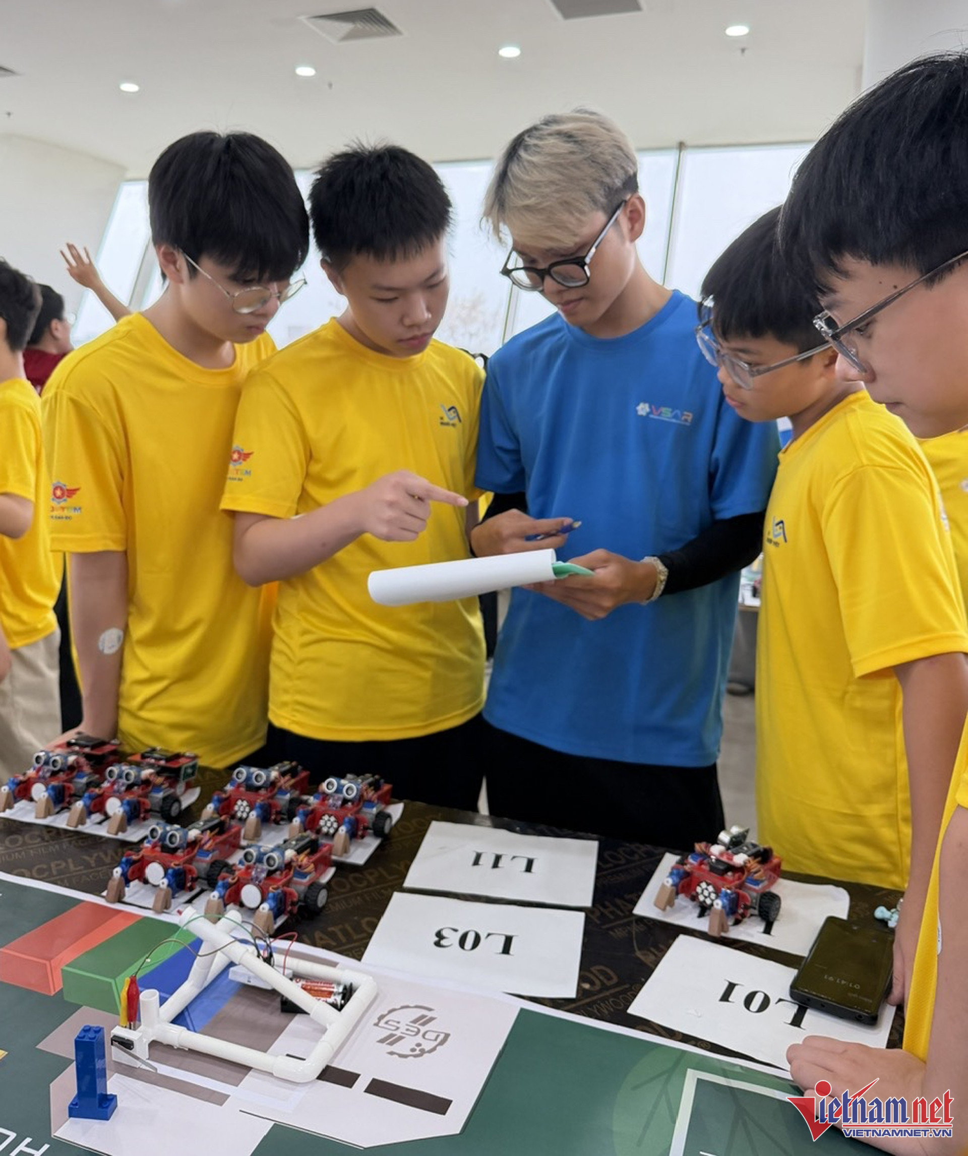 W-vong chung ket thi robotic hoc sinh 003 1.jpg