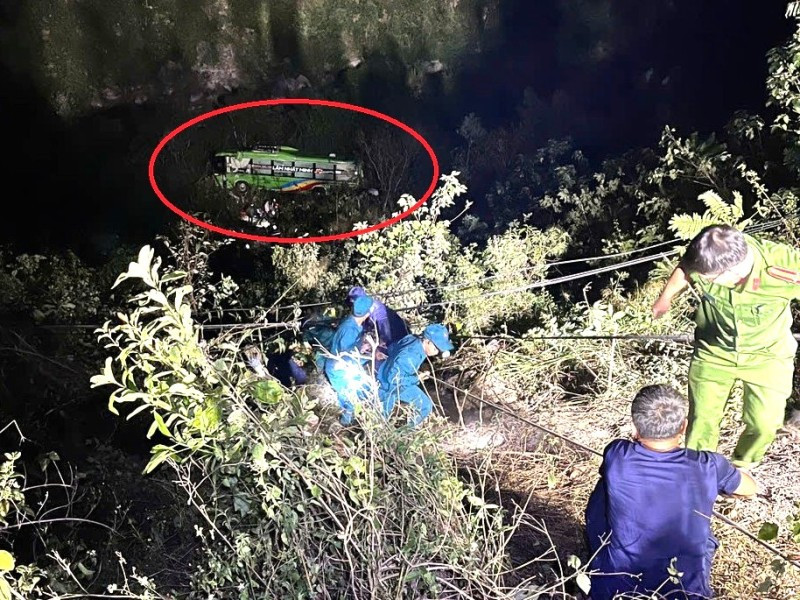Xe khách rơi xuống vực 1.jpg