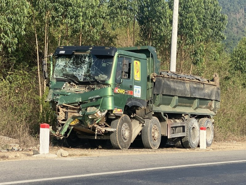 Xe khách rơi xuống vực 2.jpg
