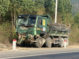 Xe khách rơi xuống vực 2.jpg