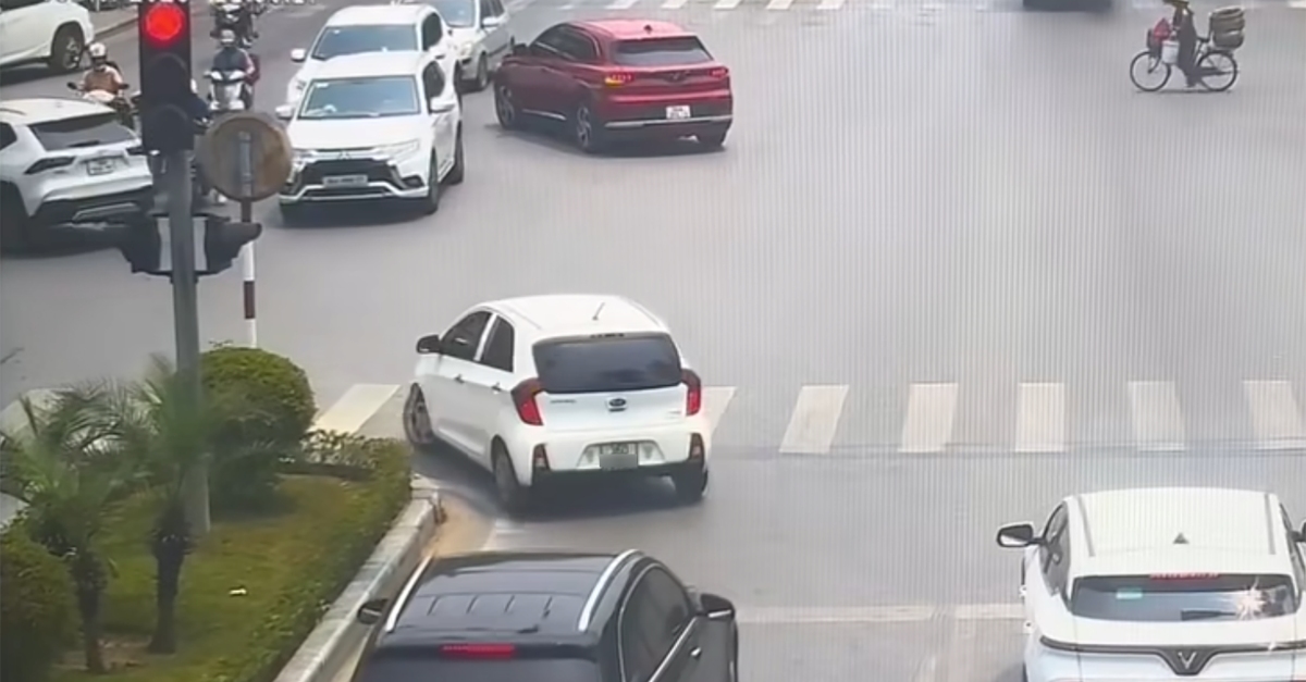 CSGT làm rõ vụ tranh cãi lỗi sai với ô tô quay đầu tại vạch đi bộ sang đường