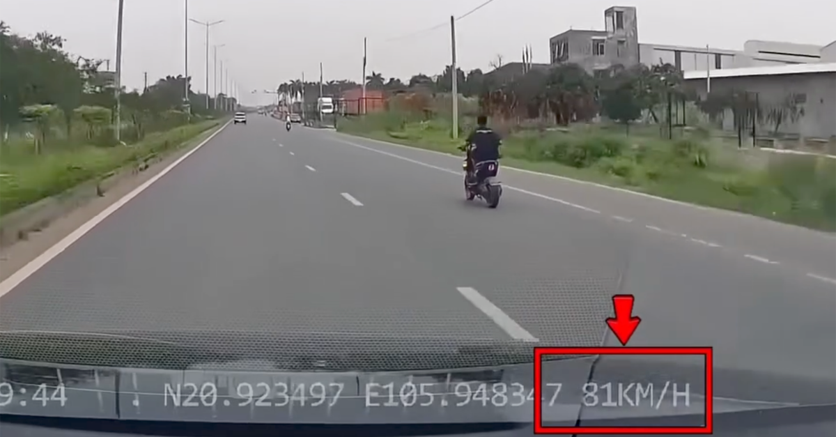 Cục CSGT đăng clip &amp;apos;giật mình&amp;apos; với nam sinh phóng xe điện gần 90km/h