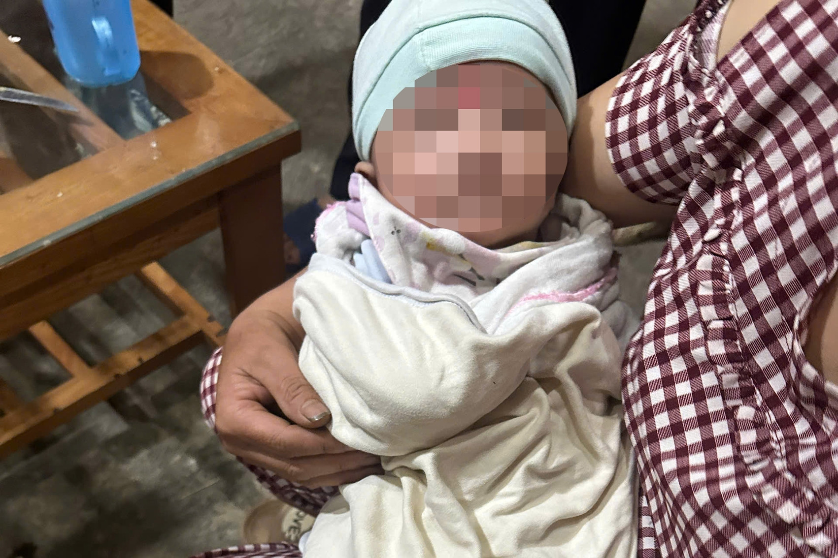 Bé gái nặng hơn 5kg bị bỏ rơi kèm lá thư 'mẹ xin lỗi, mong con sẽ gặp người tốt'