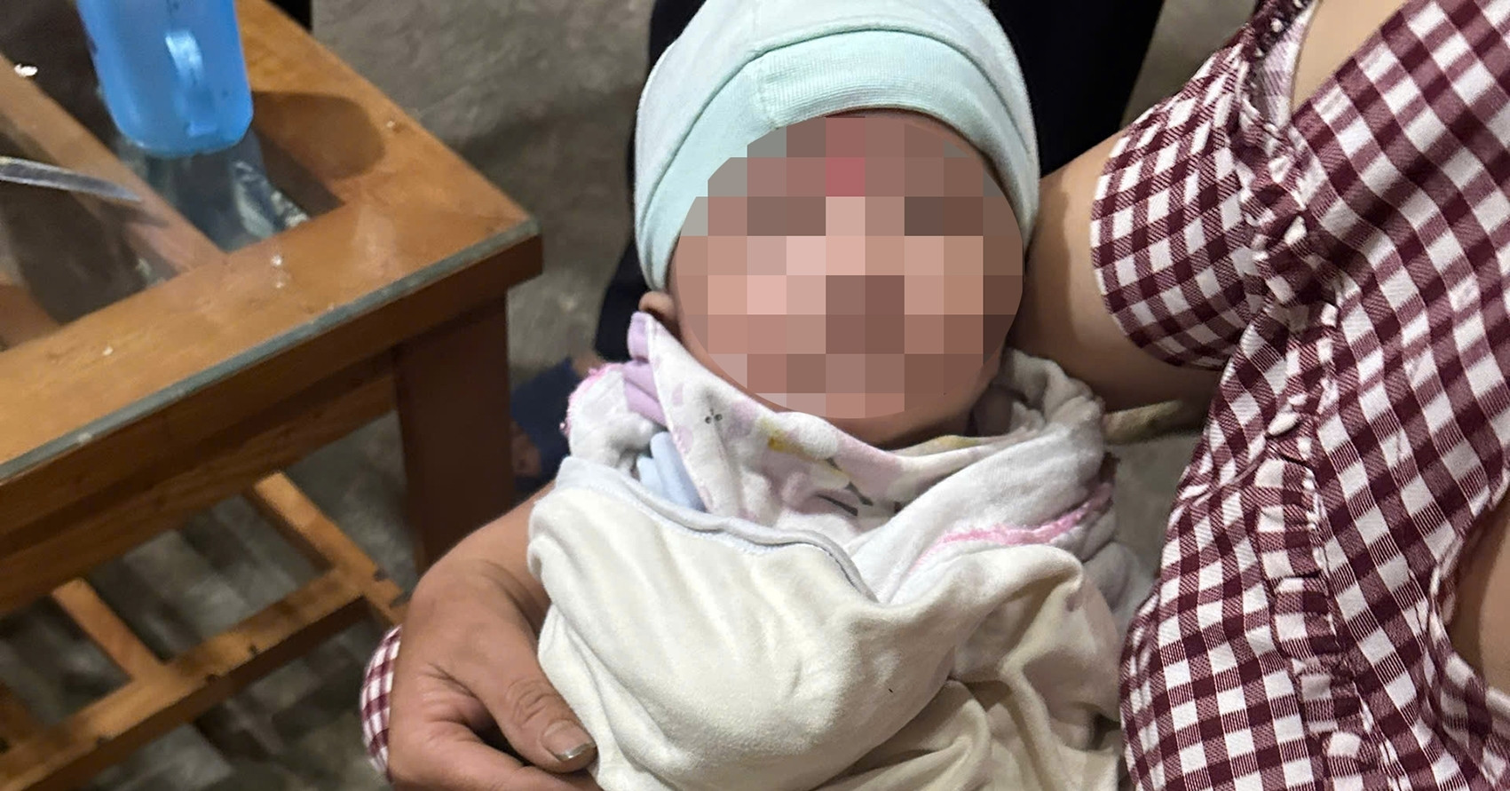 Bé gái nặng hơn 5kg bị bỏ rơi kèm lá thư &amp;apos;mẹ xin lỗi, mong con sẽ gặp người tốt&amp;apos;