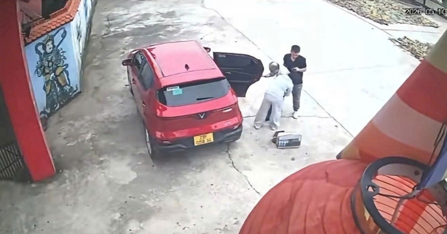 Con gái đón cha bỏ rơi ở chùa Hải Phòng về nhà