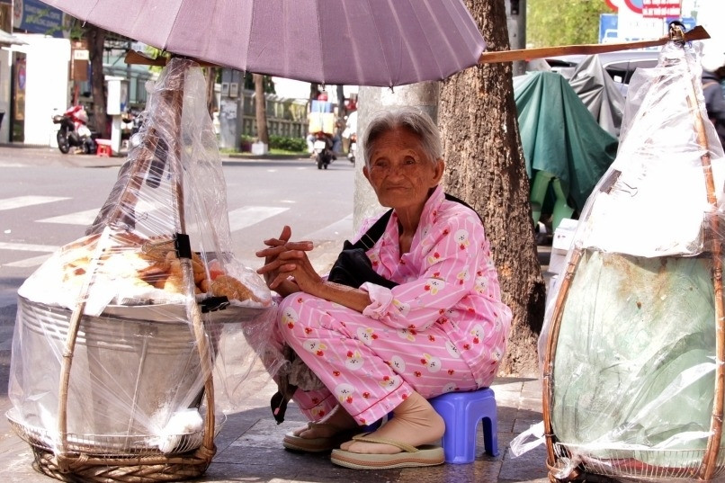 Cụ bà 82 tuổi bán bánh ở vỉa hè từ 2h sáng, kiếm tiền đưa tro cốt con về TPHCM