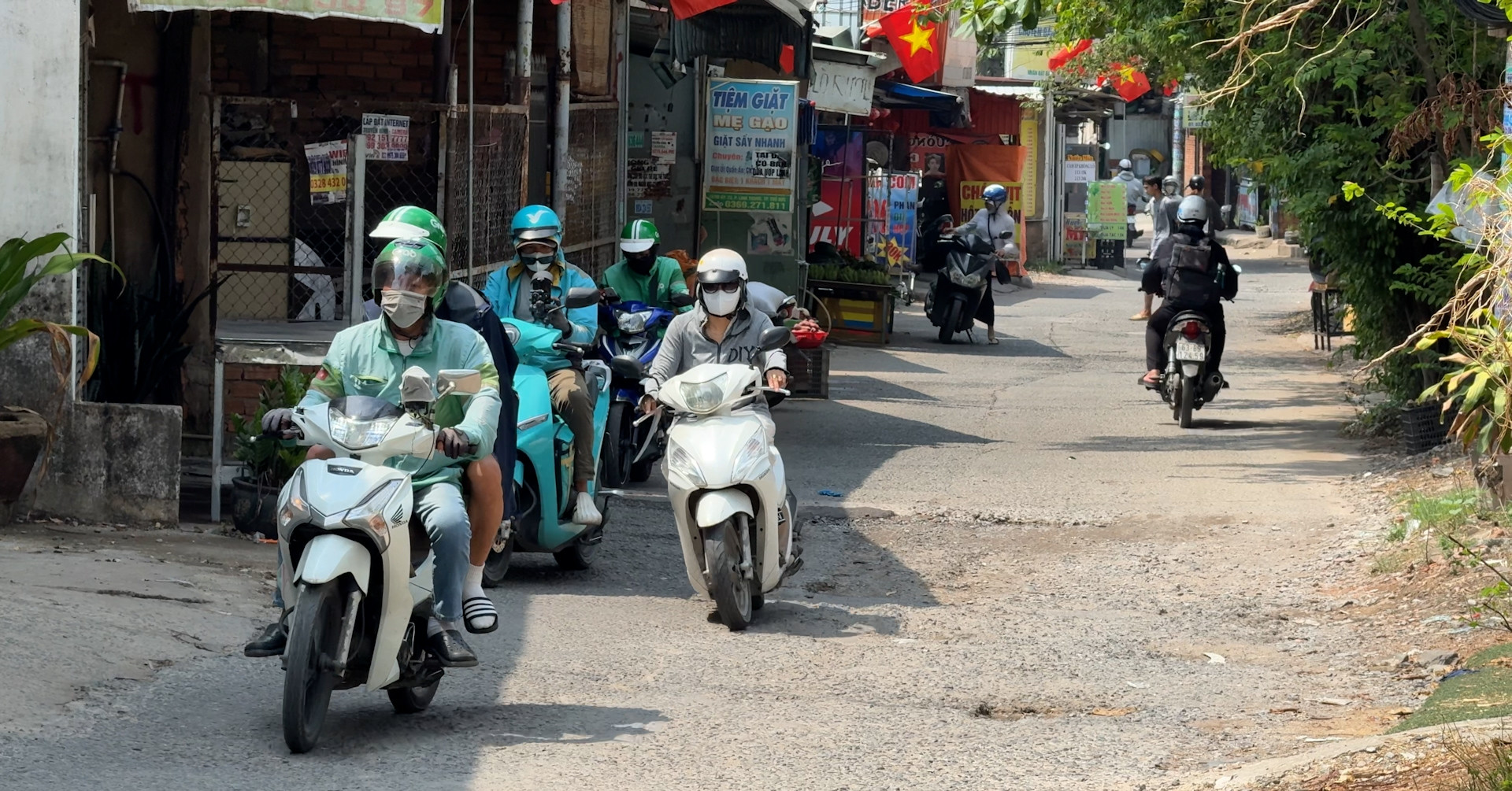 Dân khu đô thị ĐHQG TPHCM chật vật đi đường tạm, chờ các dự án sớm đồng bộ