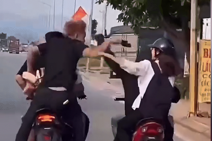 Danh tính nhóm thanh niên đi xe máy 'kẹp 3', cầm dép đánh người ở Hải Phòng