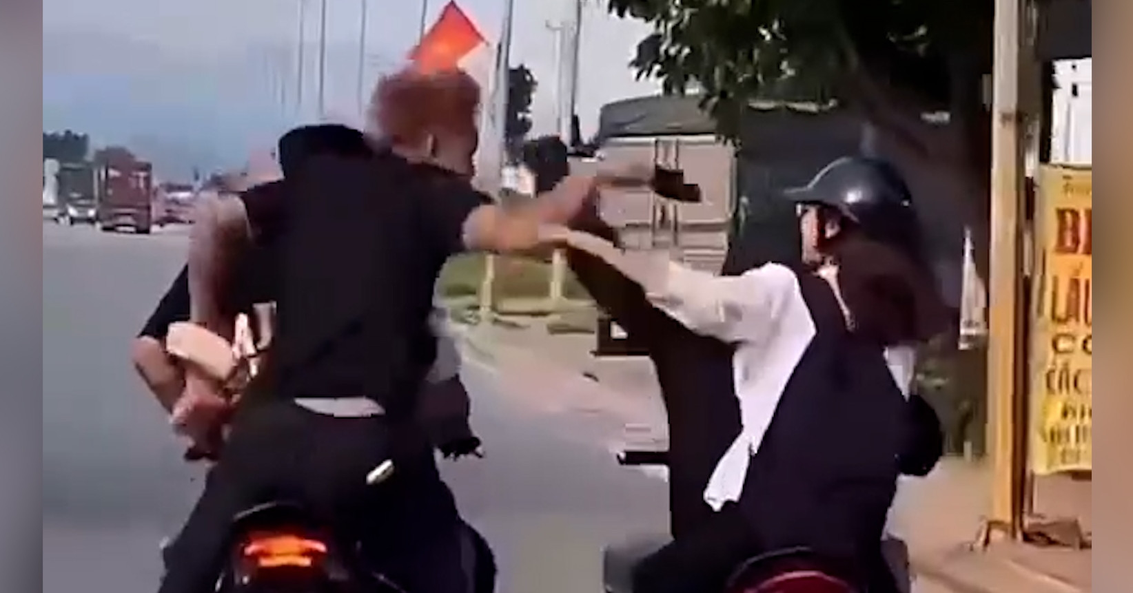 Danh tính nhóm thanh niên đi xe máy &amp;apos;kẹp 3&amp;apos;, cầm dép đánh người ở Hải Phòng