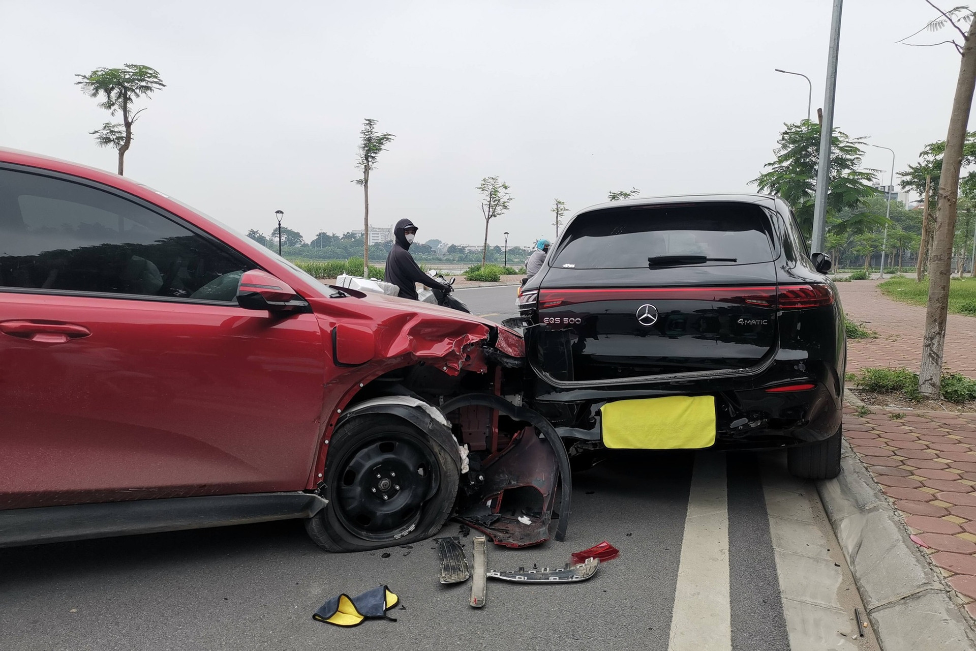 Đỗ lề đường, Mercedes-Benz EQS bị VinFast Limo Green đâm mạnh, tiền sửa đắt đỏ