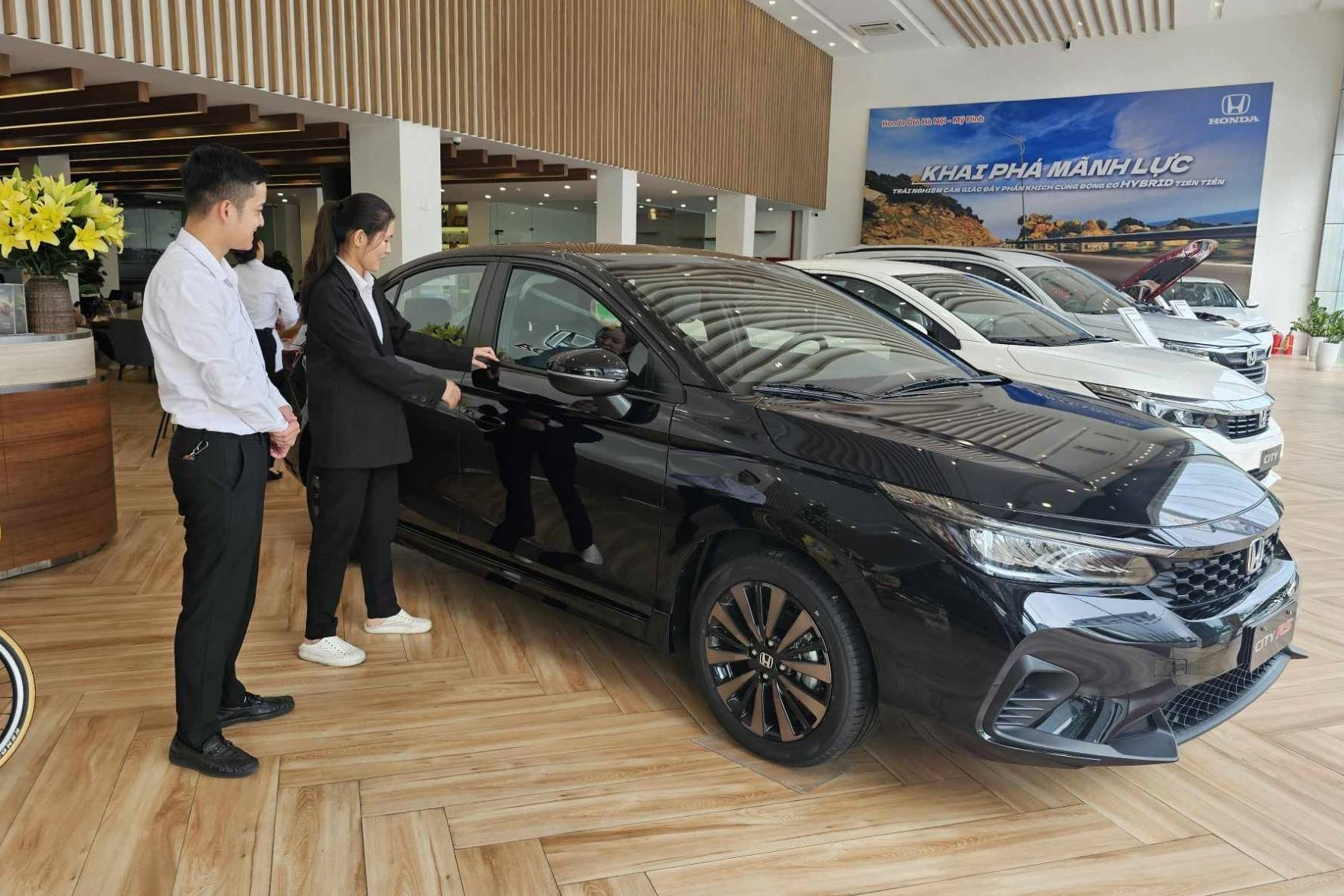 Khách Việt giảm mua ô tô đáng kể dù các hãng đại hạ giá liên tục