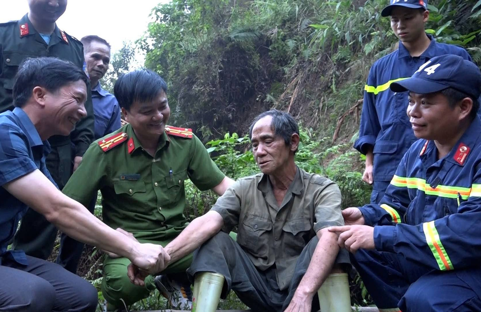 Ông Triệu Chàn Tá kể 72 giờ lạc giữa rừng, chú chó đi cùng không rời nửa bước
