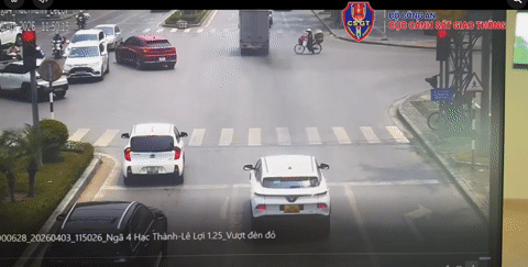 CSGT làm rõ tranh cãi 'báo lỗi sai' với ô tô quay đầu tại vạch đi bộ sang đường