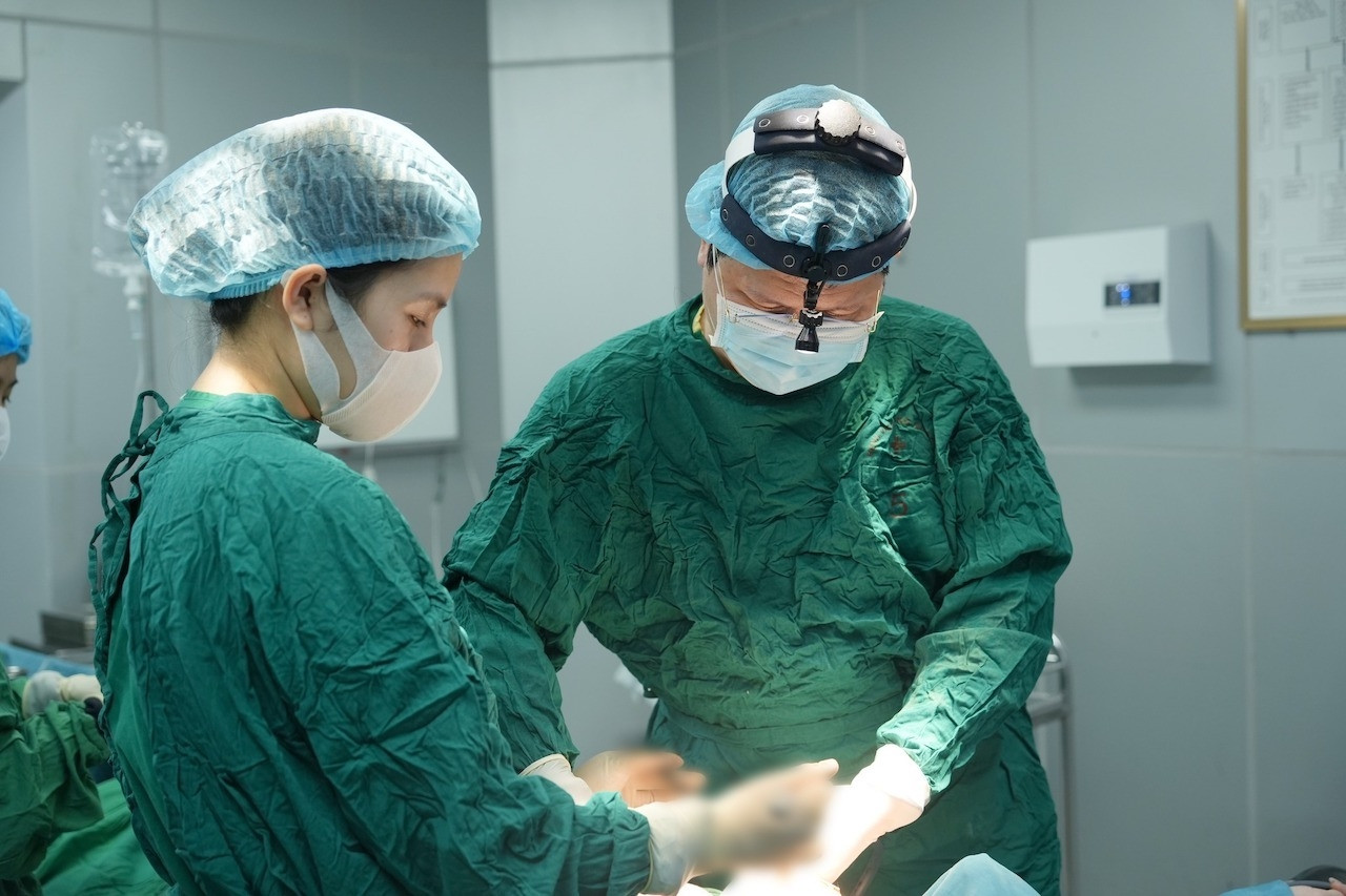 Vị bác sĩ 'lột da vá sẹo', lấy lại diện mạo cho những bệnh nhân bỏng