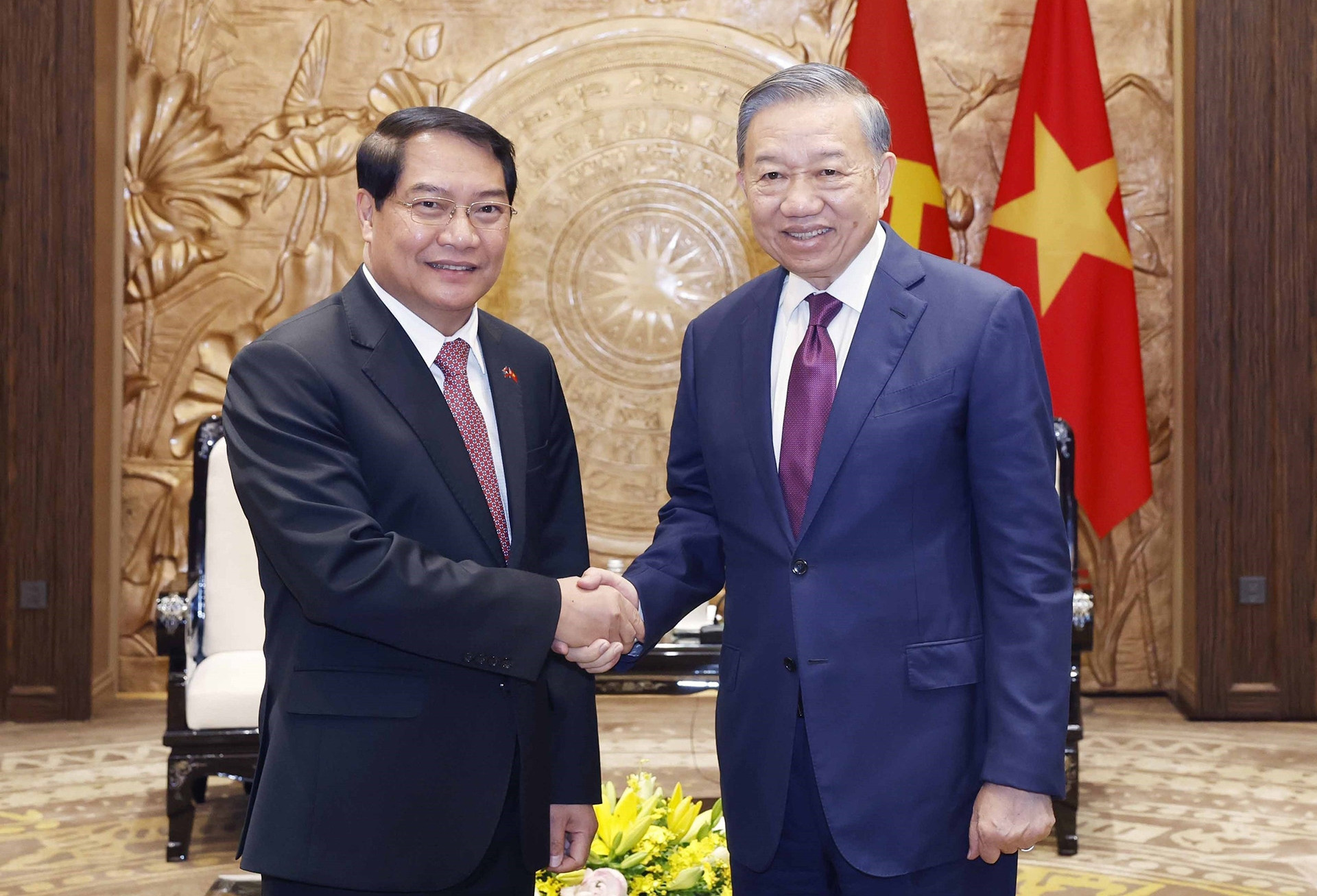 Việt Nam trước sau như một, luôn dành ưu tiên cao nhất cho quan hệ với Lào