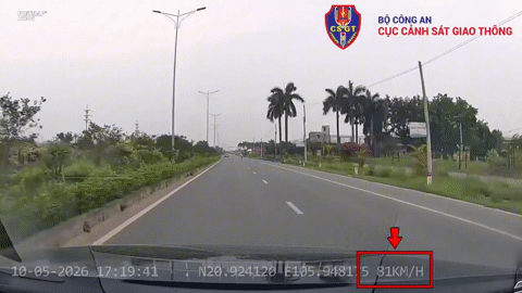 Cục CSGT đăng clip 'giật mình' với nam sinh phóng xe điện gần 90km/h