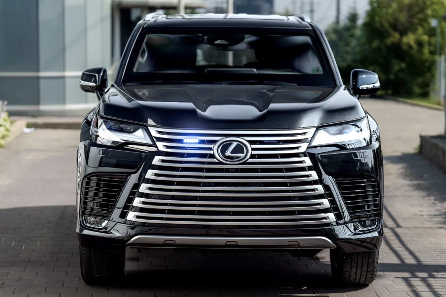 Bản độ Lexus LX 700 bọc thép chống được đạn súng trường AK-47