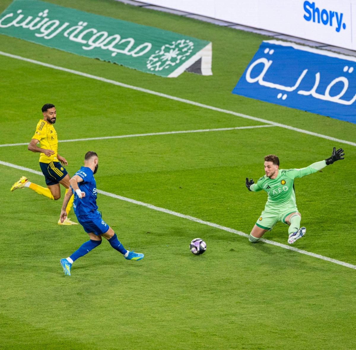 https://static-images.vnncdn.net/vps_images_publish/000001/000003/2026/5/13/benzema-al-nassr-191.jpg