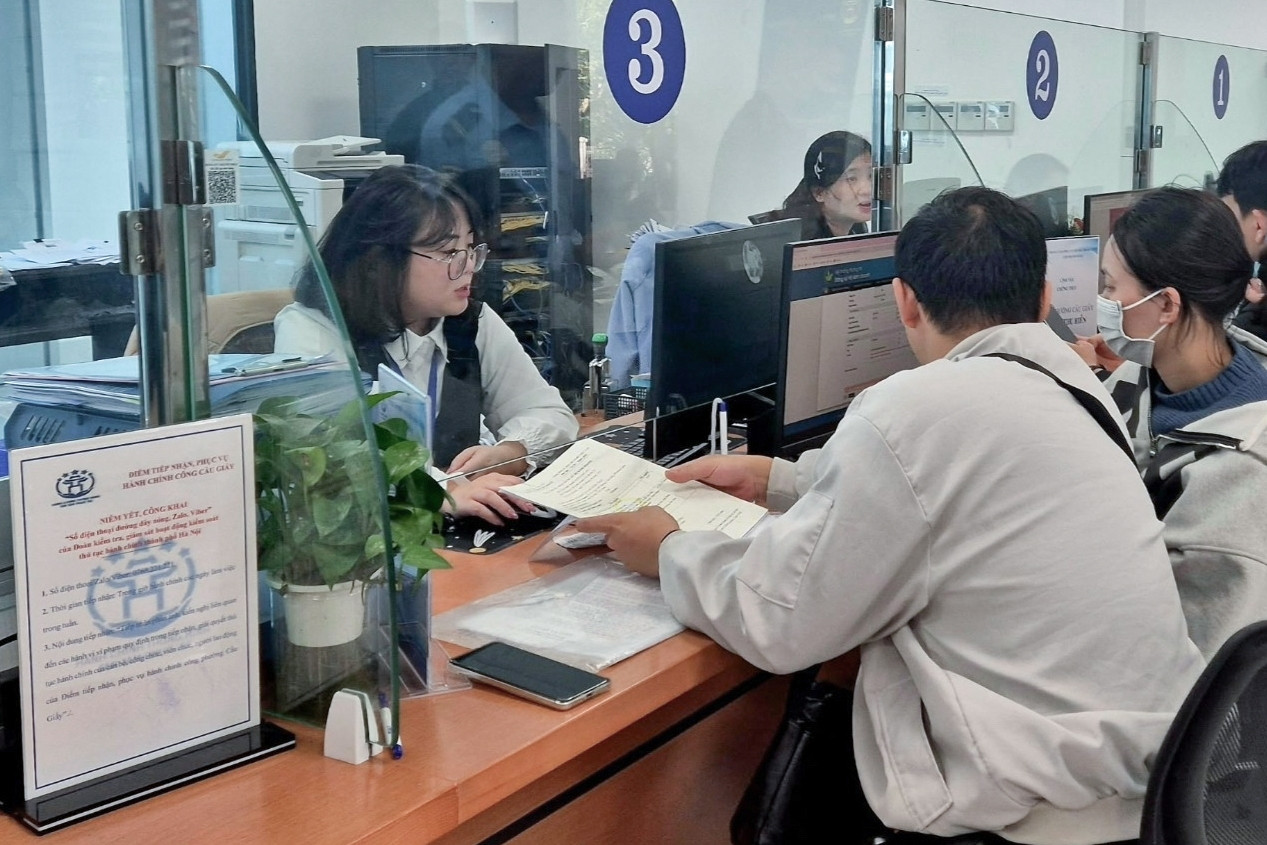 Bộ Nội vụ nói về việc cộng thời gian làm hợp đồng để xét tiếp nhận viên chức