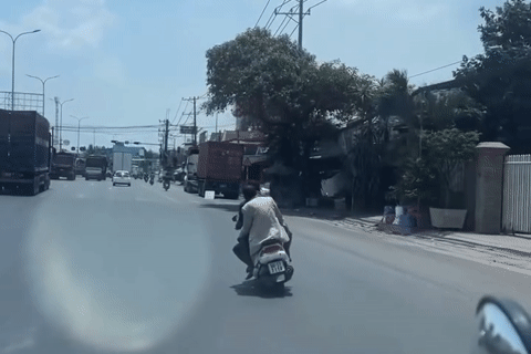 Clip 2 người đàn ông 'đầu trần', đánh võng trên quốc lộ gây bức xúc
