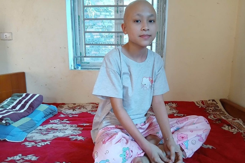 Cô bé Phú Thọ mắc ung thư hiếm gặp, mẹ nghèo bất lực vì cạn sạch tiền chữa bệnh