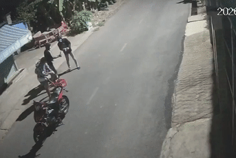 Công an truy tìm nhóm thanh niên giữa đêm ném 'bom xăng' vào nhà dân