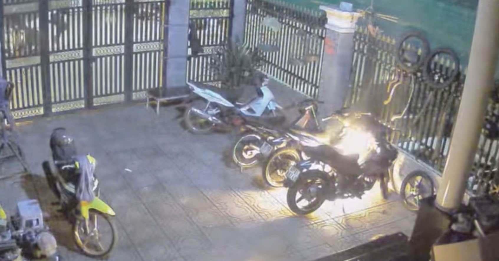 Công an truy tìm nhóm thanh niên giữa đêm ném 'bom xăng' vào nhà dân
