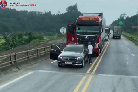 Danh tính nam tài xế dừng Mercedes giữa cao tốc để 'phân bua'