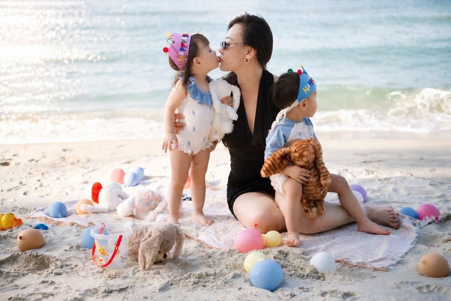 Diễn viên Phương Oanh đưa hai con đi biển, Quỳnh Nga nhận 'cơn mưa lời khen'