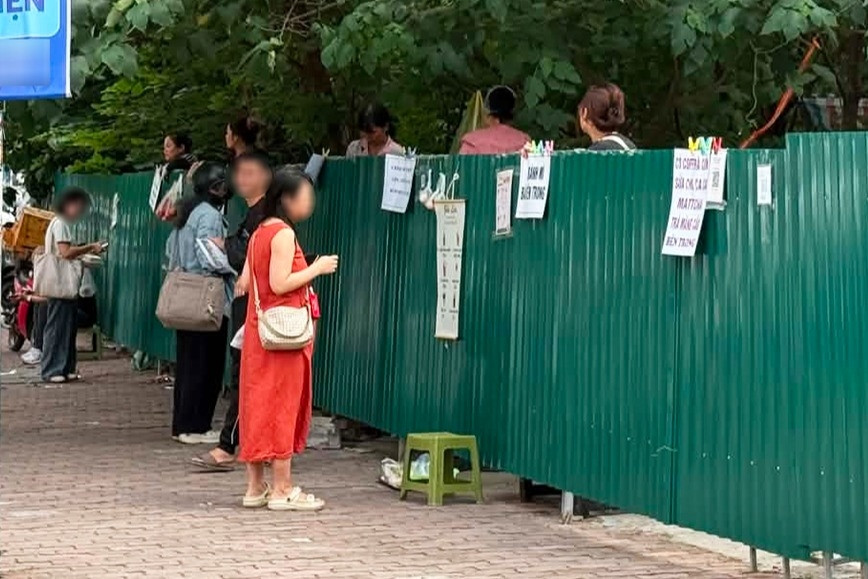 Hình ảnh 'lạ' trên vỉa hè Hà Nội: Menu, mã QR treo lủng lẳng trên tấm tôn