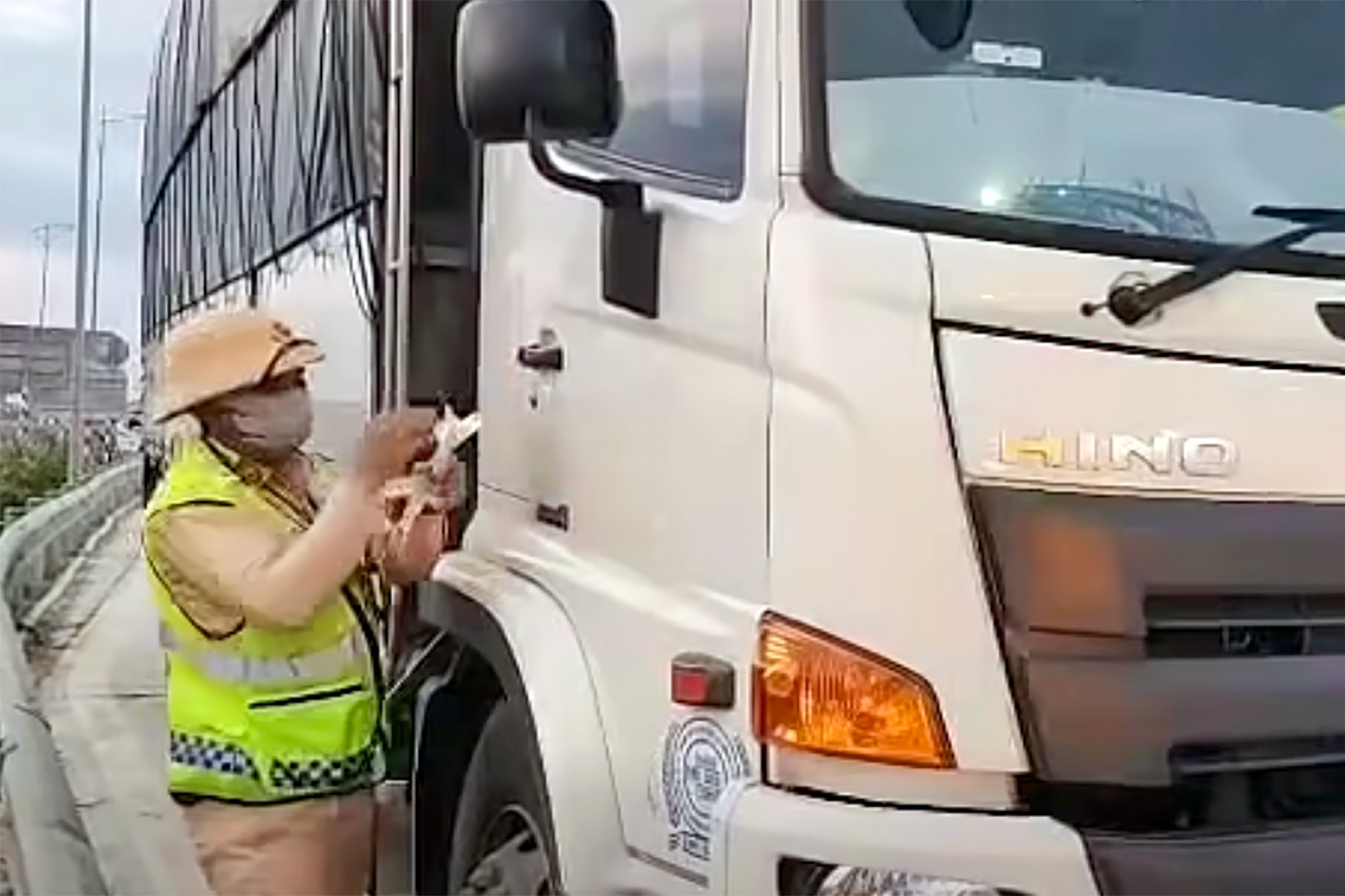 Không có bằng lái, tài xế còn 'độ' dàn đèn trái phép khi chạy cao tốc