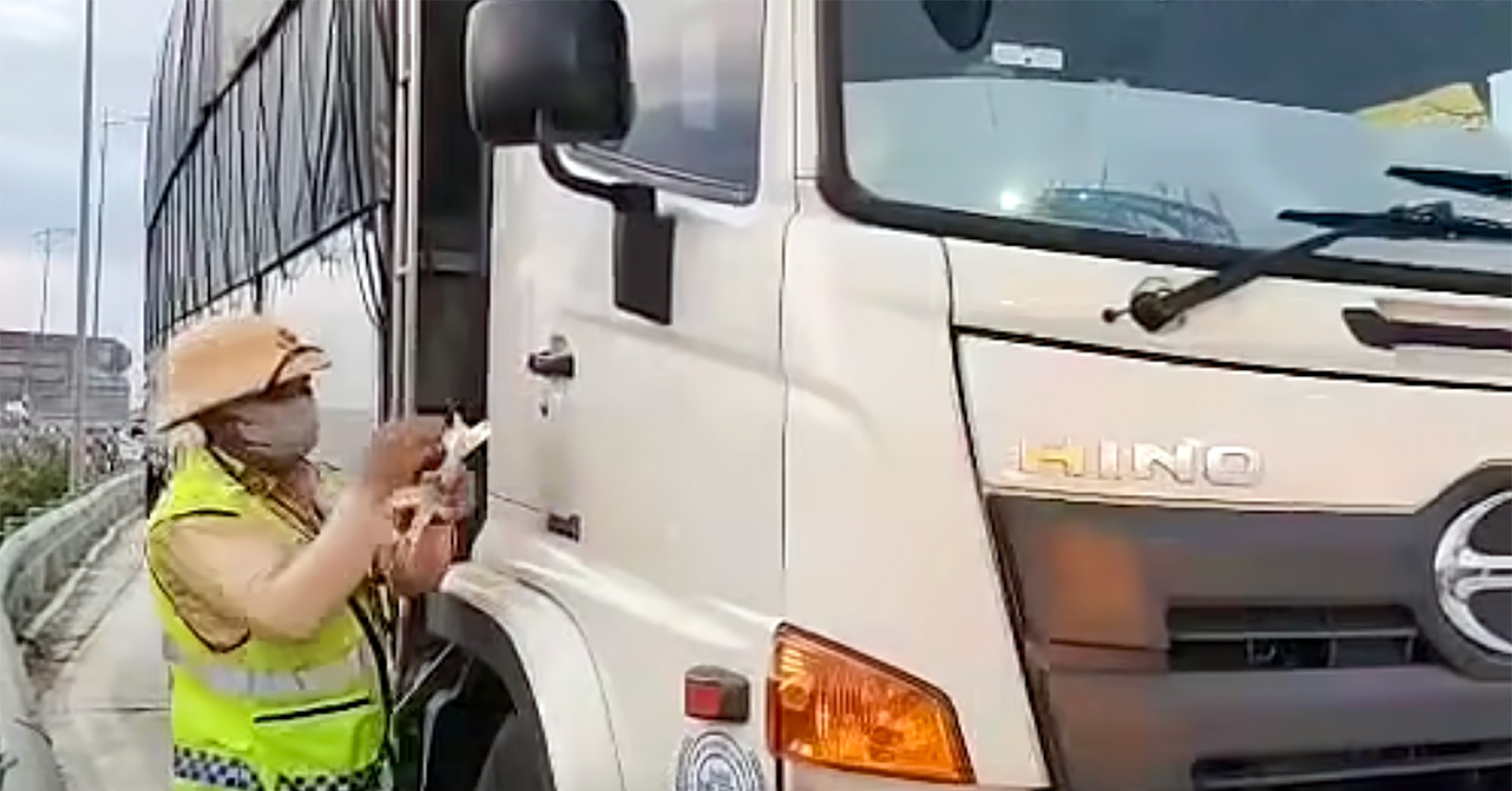 Không có bằng lái, tài xế còn &amp;apos;độ&amp;apos; dàn đèn trái phép khi chạy cao tốc