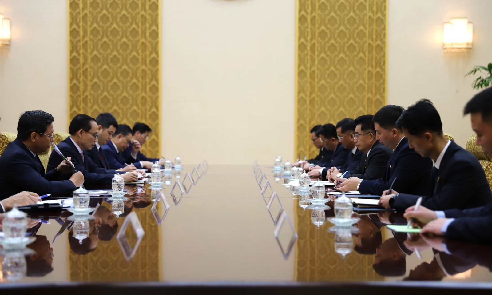 Làm việc với Trưởng Ban Quốc tế Đảng Lao động Triều Tiên (2).jpg