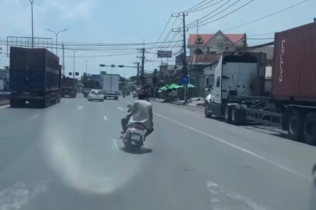 Clip 2 người đàn ông &amp;apos;đầu trần&amp;apos;, đánh võng trên quốc lộ gây bức xúc