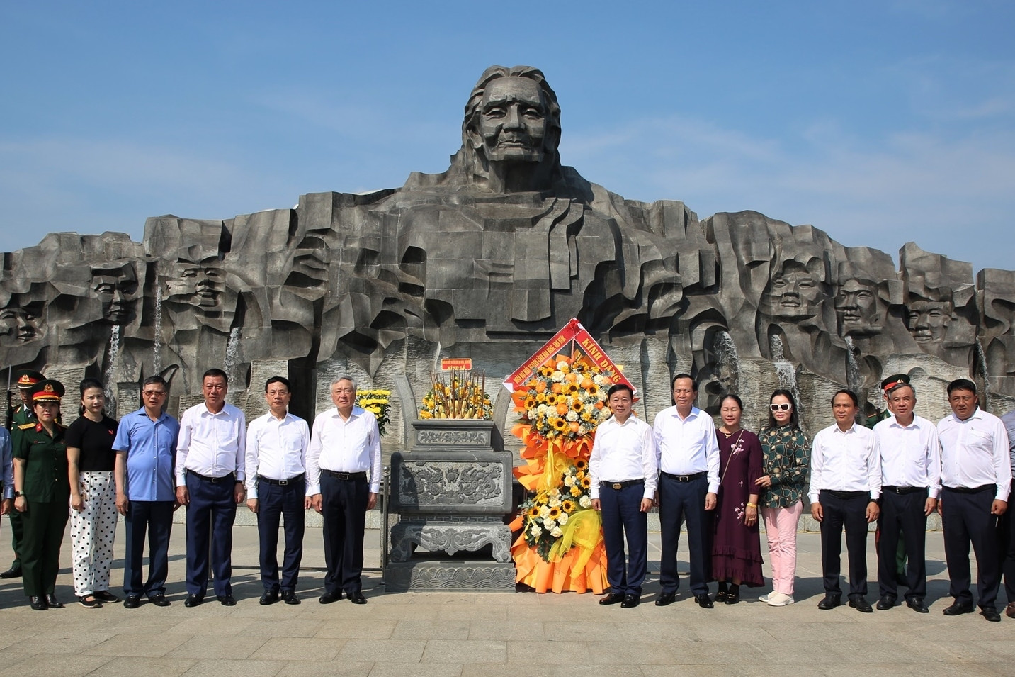 Nguyên lãnh đạo Đảng, Nhà nước dâng hương tại tượng đài Mẹ Việt Nam anh hùng ở Đà Nẵng