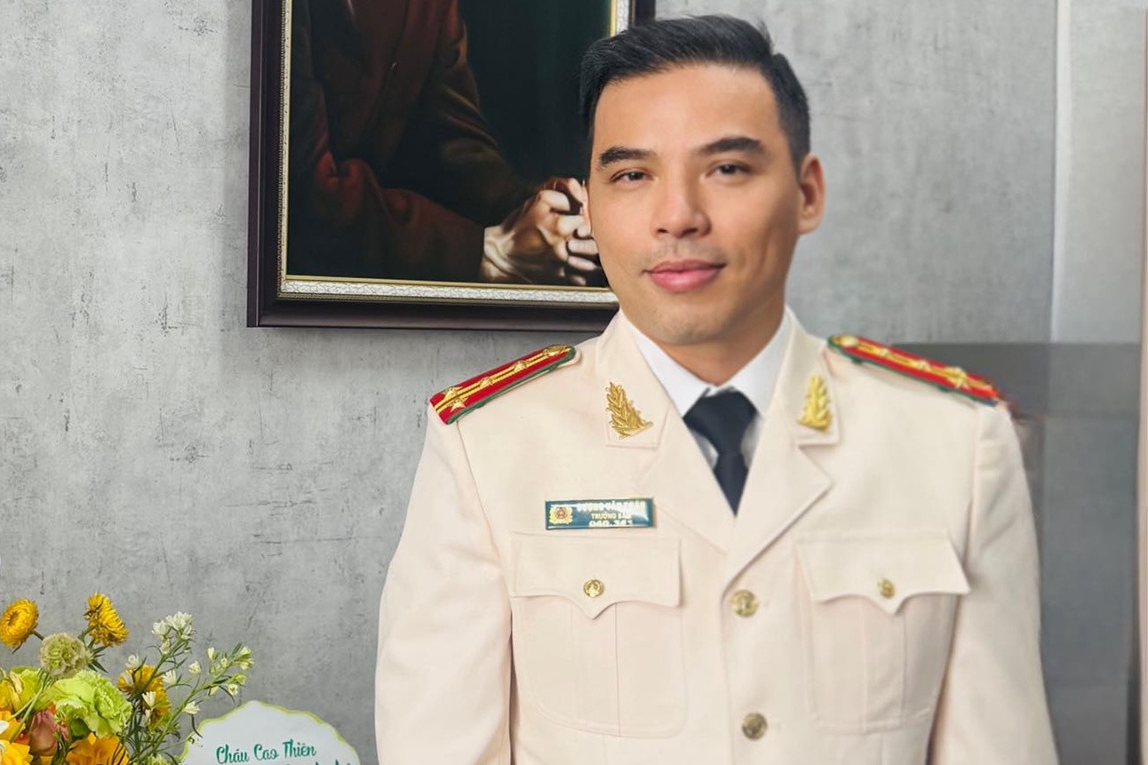Nhà văn Dương Bình Nguyên thăng quân hàm Đại tá ở tuổi 47