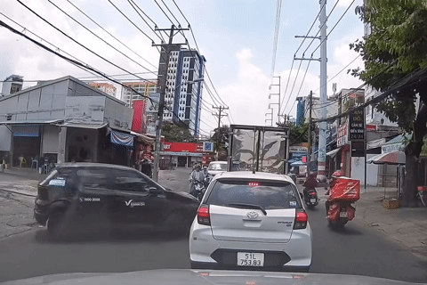 Pha lùi xe khó hiểu của tài xế dẫn đến va chạm với xe tải giữa phố