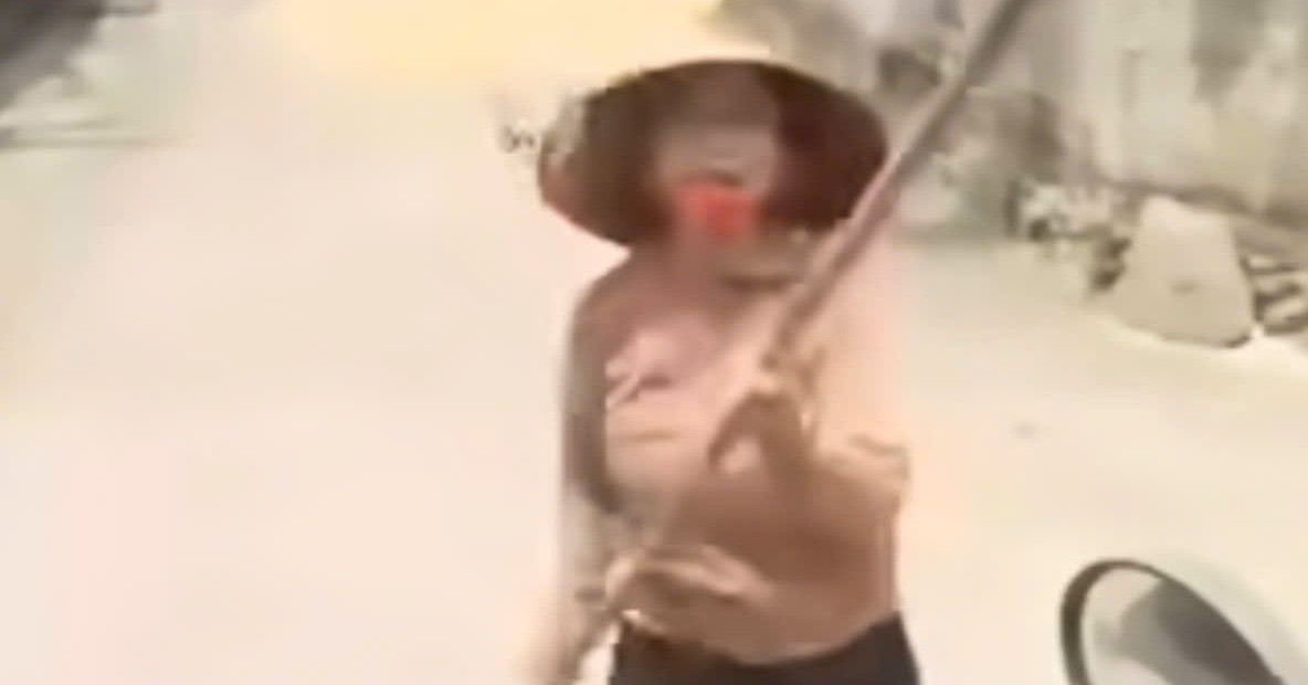 Phơi lúa lấn chiếm lòng đường, người phụ nữ dùng cào tấn công tài xế